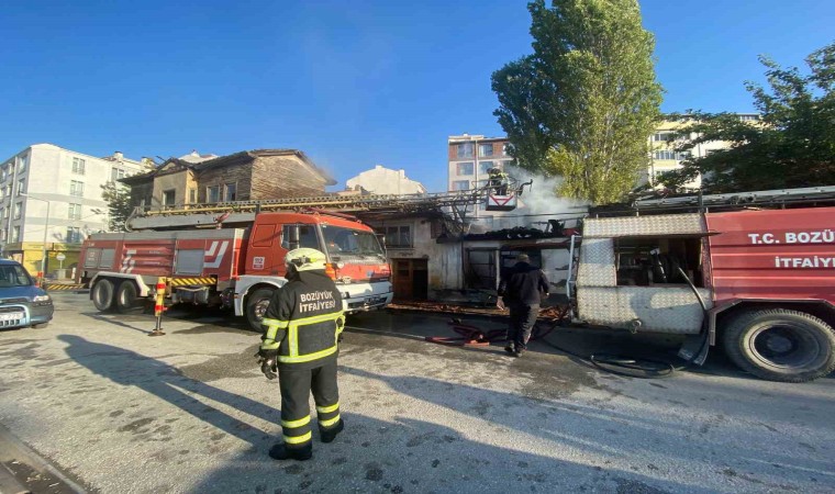 Bozüyükte metruk binada yangın