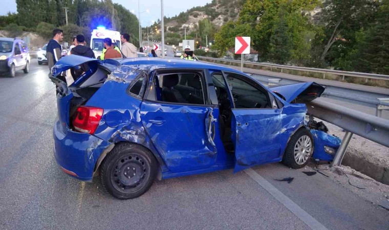 Burdurda kontrolden çıkan otomobil önce bariyere sonra traktöre çarptı: 5 yaralı