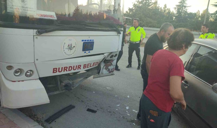 Burdurda otomobil ile belediye otobüsü çarpıştı: 1 yaralı