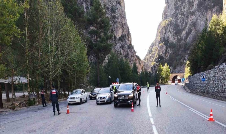 Burdurda toplam 101 yıl kesinleşmiş hapis cezasıyla aranan 19 şahıs yakalandı