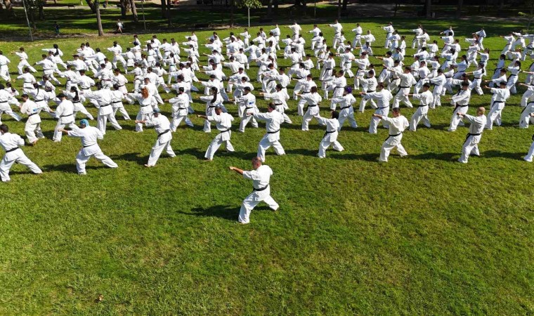 Bursada 240 kişilik karate şovu görsel şölen oluşturdu