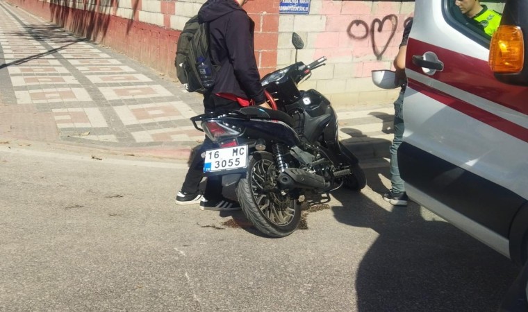 Bursada otomobil ile motosiklet çarpıştı: 3 yaralı