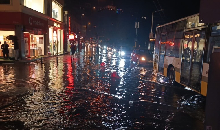 Bursada sağanak cadde ve sokakları göle çevirdi