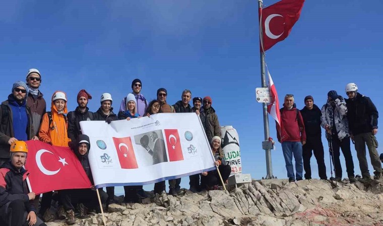 BUÜ Uludağın zirvesinde Cumhuriyet Bayramını kutladı