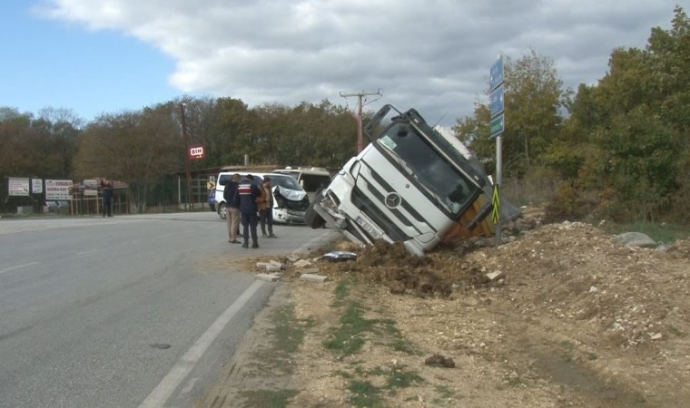 Çatalcada minibüsle çarpışan hafriyat kamyonu devrildi: 1 yaralı