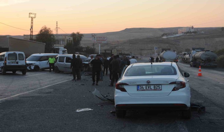 Cizrede 4 aracın karıştığı zincirleme trafik kazasında 2 kişi yaralandı