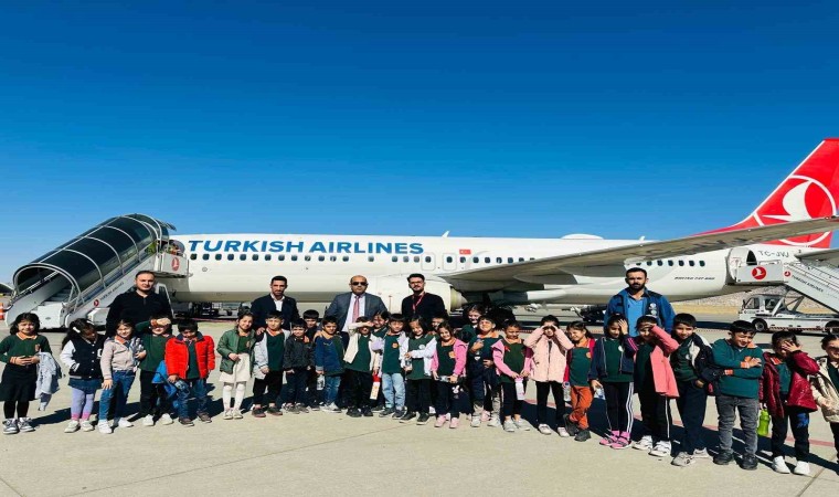 Cizrede öğrenciler Şırnak Şerafettin Elçi Havalimanını gezip, uçakları yakından gördü