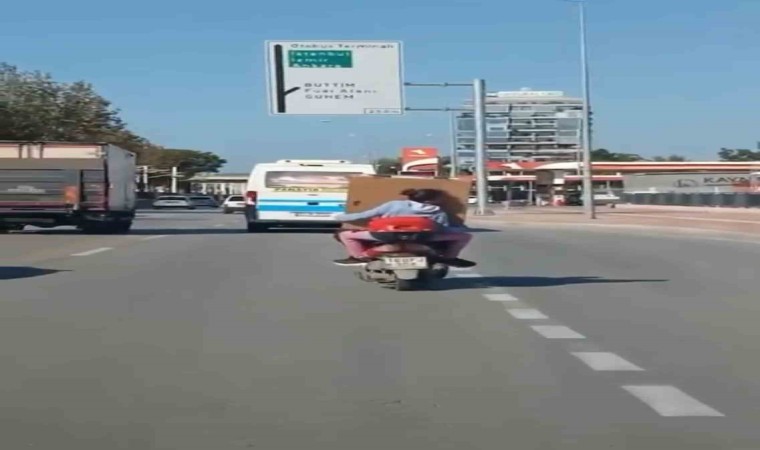 Çocuğunun canını hiçe saydı...Tehlikeli yolculuk kamerada