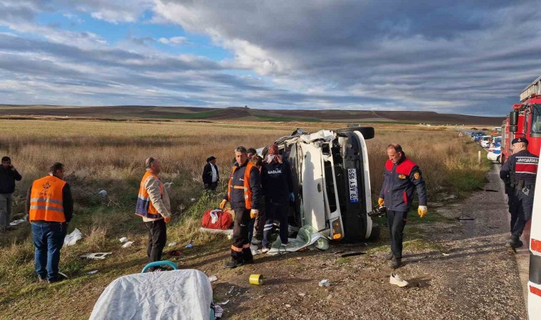 Çorumda tır ile işçi servisi çarpıştı: 1 ölü, 14 yaralı