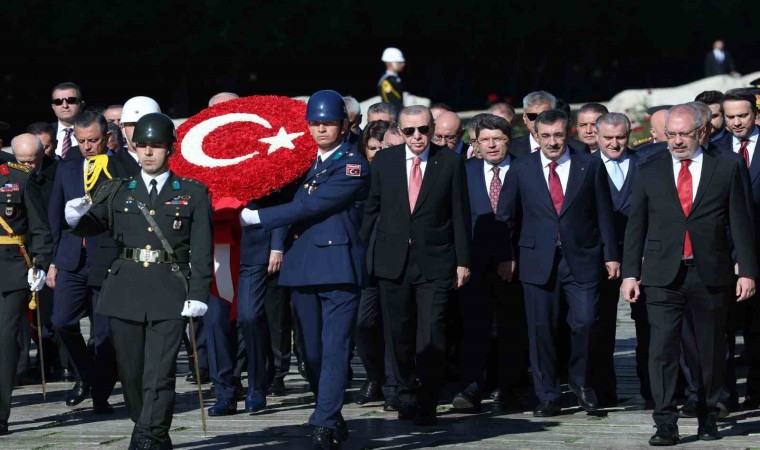 Cumhurbaşkanı Erdoğan başkanlığındaki devlet erkanı Anıtkabiri ziyaret etti