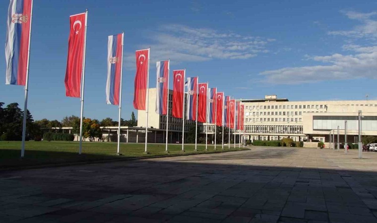 Cumhurbaşkanı Erdoğanın ziyareti öncesi Belgrad sokakları Türk bayraklarıyla donatıldı