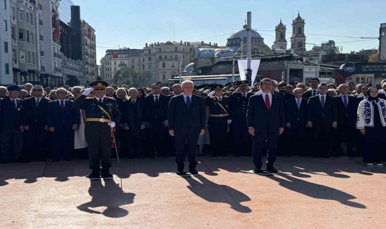 Cumhuriyet Bayramı öncesi Taksimde tören düzenlendi