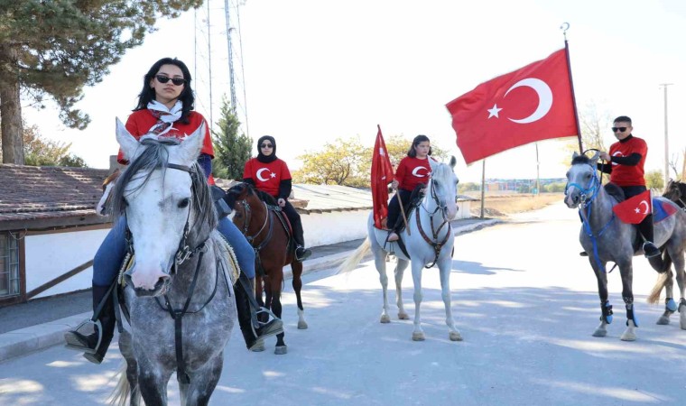 Cumhuriyet Bayramını ata binerek kutladılar