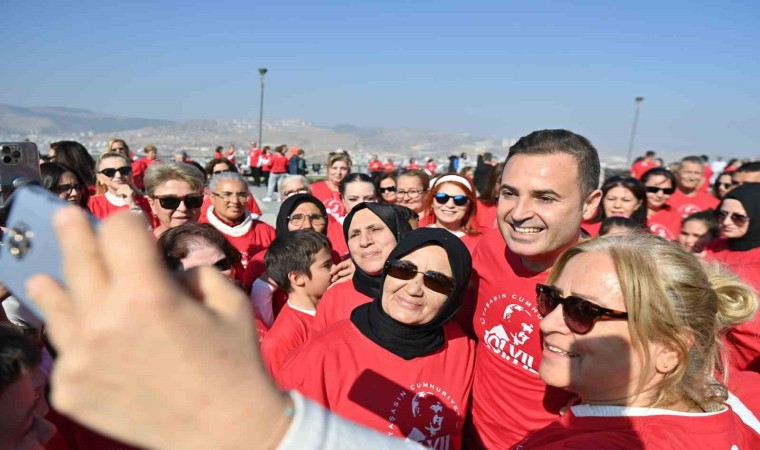 Cumhuriyet için 500 kişi 7den 70e zeybek oynadılar