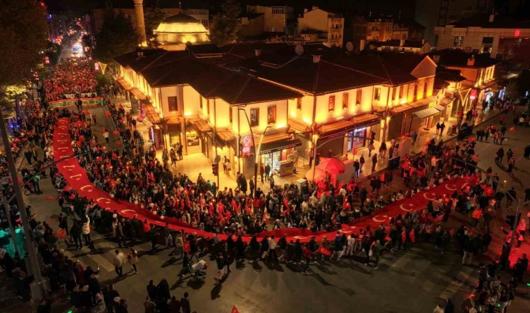 Cumhuriyetin 101inci yılında binlerce vatandaş fener alayı coşkusu yaşadı