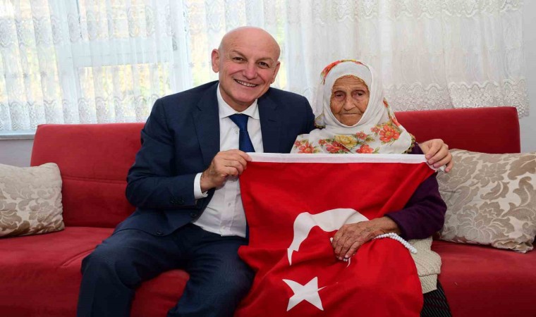 Cumhuriyetin tarihine tanıklık eden çınarlara Türk bayrağı hediyesi