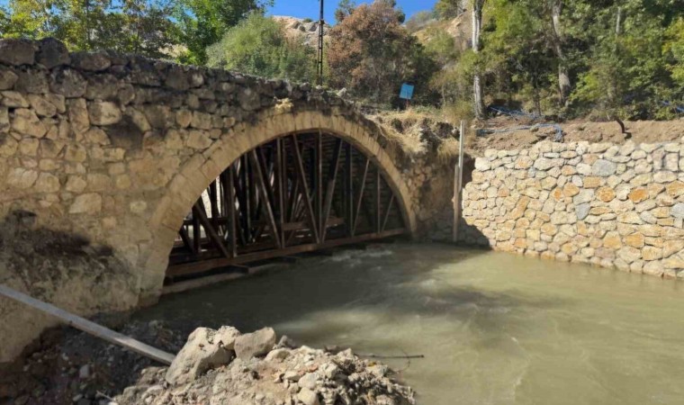 Depremin tahrip ettiği 300 yıllık tarihi köprü ayağa kaldırılıyor