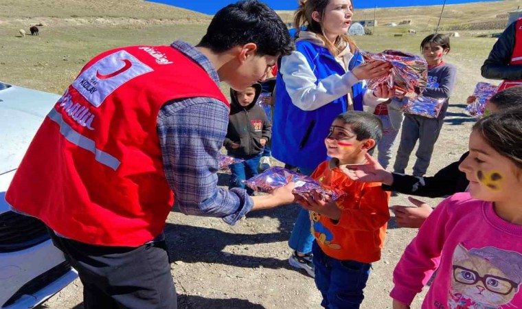 Diyadinde köy köy gezip çocukları eğlendiriyorlar