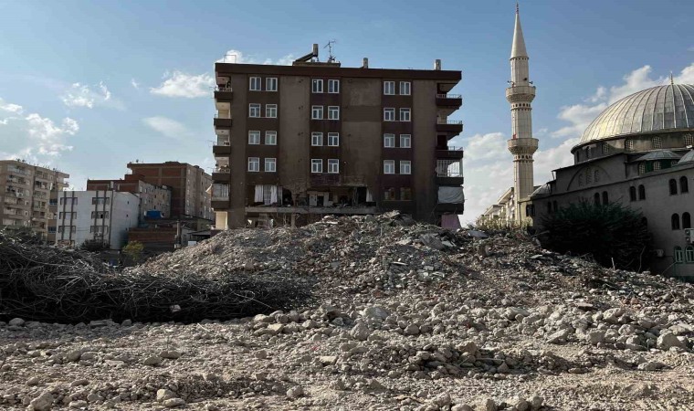 Diyarbakırda ağır hasarlı binanın yıkımı sırasında yanındaki binanın 2 dairesi ve sağlık ocağı zarar gördü