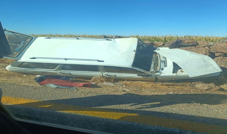 Diyarbakırda takla atan otomobil hurdaya döndü: 1 ölü, 2 yaralı