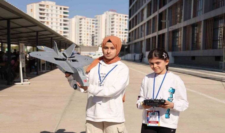 Diyarbakırlı iki kardeş Kızılelma ve Bayraktardan ilham alarak 10 bin liraya F22 maket uçağı yaptı