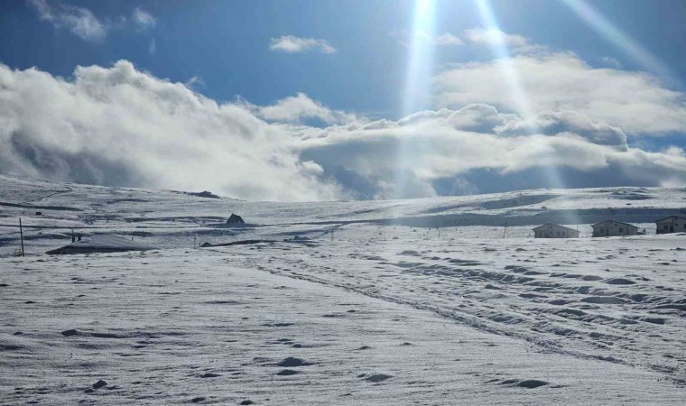 Drone ile havadan görüntülenen Dumlu köyü kar nedeniyle sessizliğe büründü