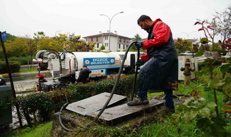 Düzcede mazgallar temizlendi