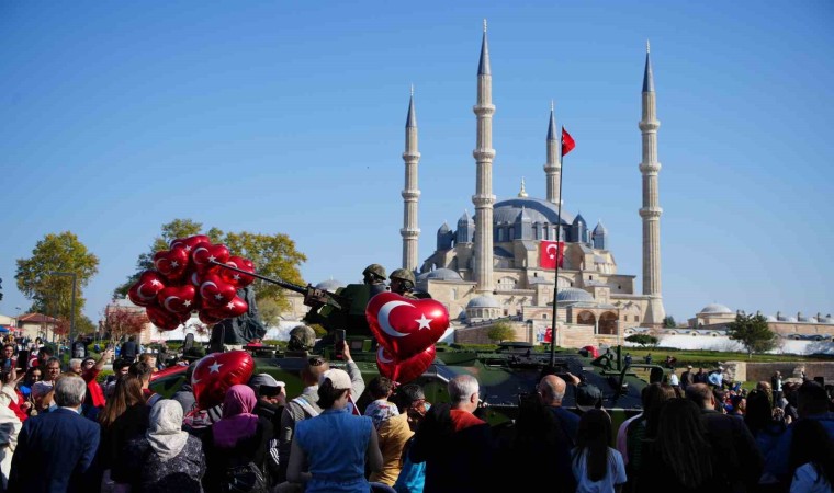 Edirnede 101. yıl coşkusu kalabalık cadde ve sokaklara taştı