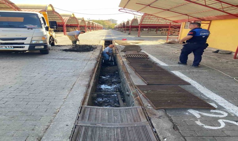 Efekent Pazar Yerinde mazgallar temizlendi