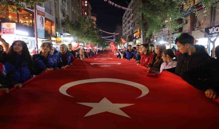 Elazığda fener alayı renkli görüntüler oluşturdu