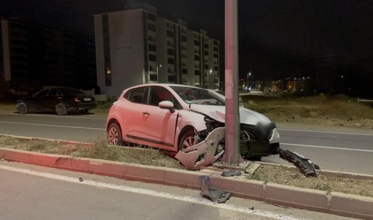 Elazığda otomobil aydınlatma direğine çarptı: 1 yaralı