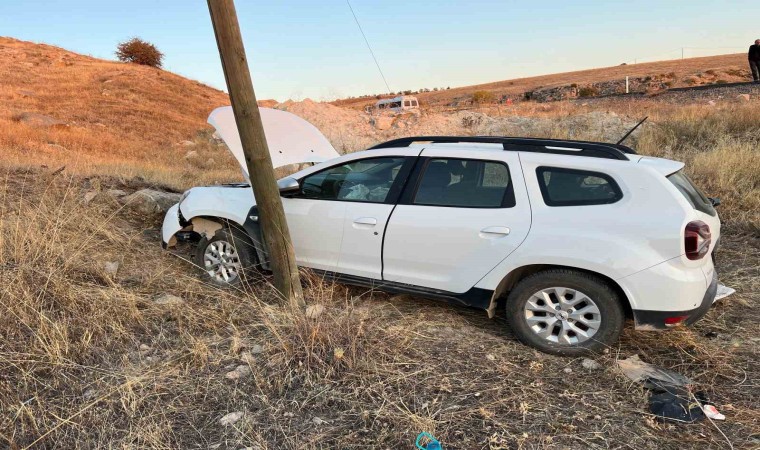 Elazığda otomobil şarampole yuvarlandı: 3 yaralı