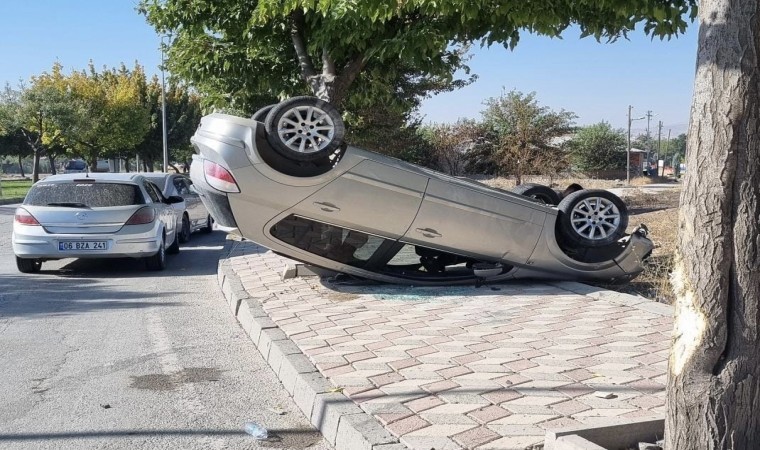 Elazığda otomobil takla attı: 2 yaralı