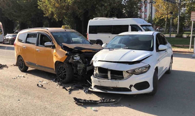 Elazığda trafik kazası: 2 yaralı