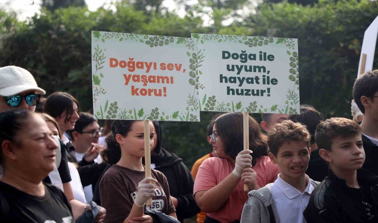 Ellerinde çöp ve pankartlarla Sapanca Gölünden çağrı yaptılar: “Doğanın varlığı tüm canlılar için elzemdir”