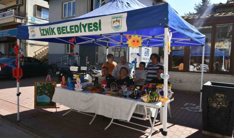 Engelsiz Yaşam Merkezinin el emeği ürünleri İznik Panayırında