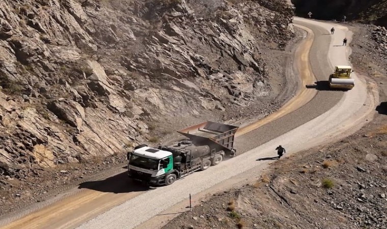 Erzincanda kış öncesi köy yolları sıkıntısız ulaşıma hazır hale getirildi