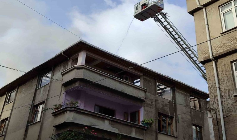 Esenlerde tadilat yapılan çatı alevlere teslim oldu: O anlar kamerada