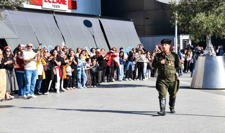 Esenyurtta 400 kişi Cumhuriyetin 101. yılını zeybek oynayarak kutladı