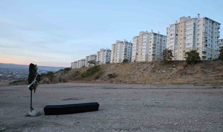 Eskişehirde arazinin ortasına bırakılan tabut ve çelenk görenleri tedirgin etti