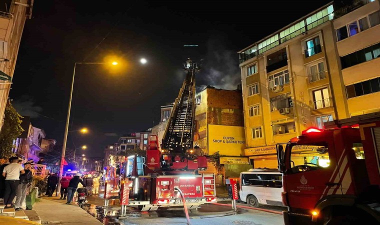 Eyüpsultanda korkutan yangın: Apartmanın çatısı alev alev yandı