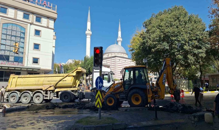 Fatihte İSKİye ait su borusu patladı: Su metrelerce havaya fışkırdı