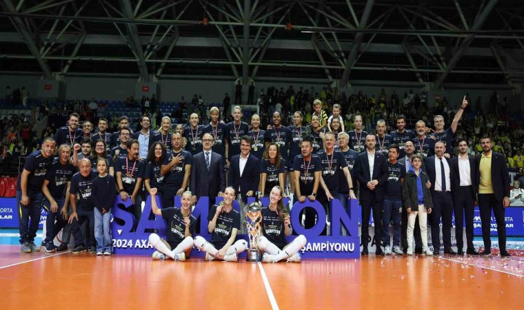 Fenerbahçe Kadın Voleybol Takımı, şampiyonluk kupasını kaldırdı