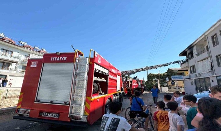 Fethiyede çakmakla oyun yangın çıkardı