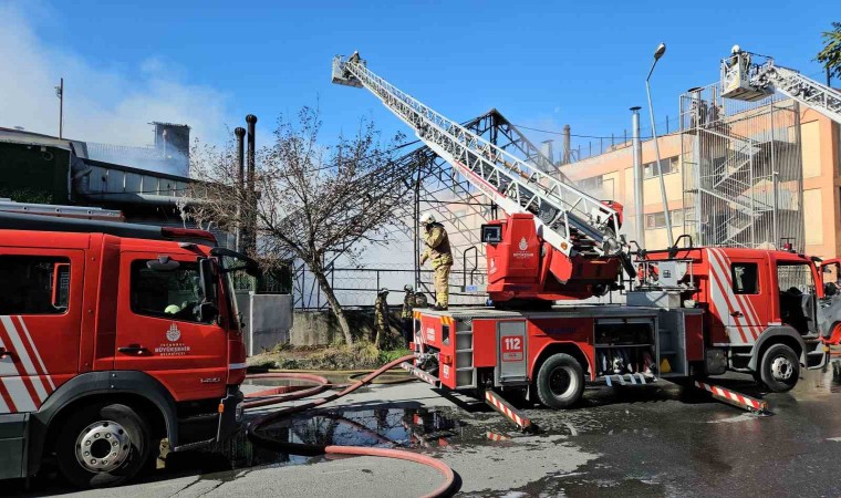 Gaziosmanpaşada korkutan yangın: Dumanlar kilometrelerce uzaktan görüldü