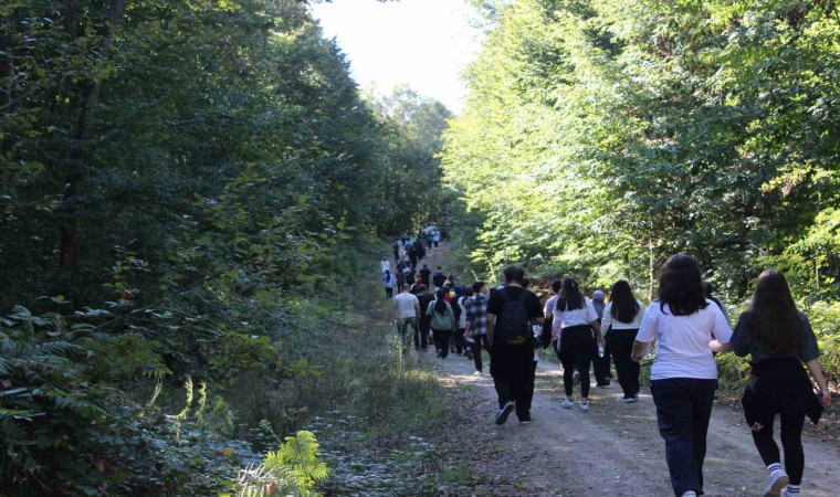 Gençler Korugöl etrafından yürüyüş yaptı