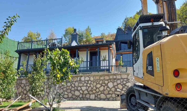 Gökçeörende kaçak bir villa daha yıkıldı