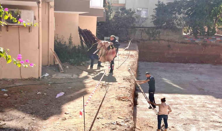 Görme ve işitme engelli Çarşaf adlı köpek inşaat sahasına düştü, battaniyeye sarılarak kurtarıldı