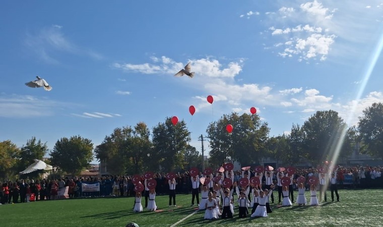 Güvercinler cumhuriyet için havalandı