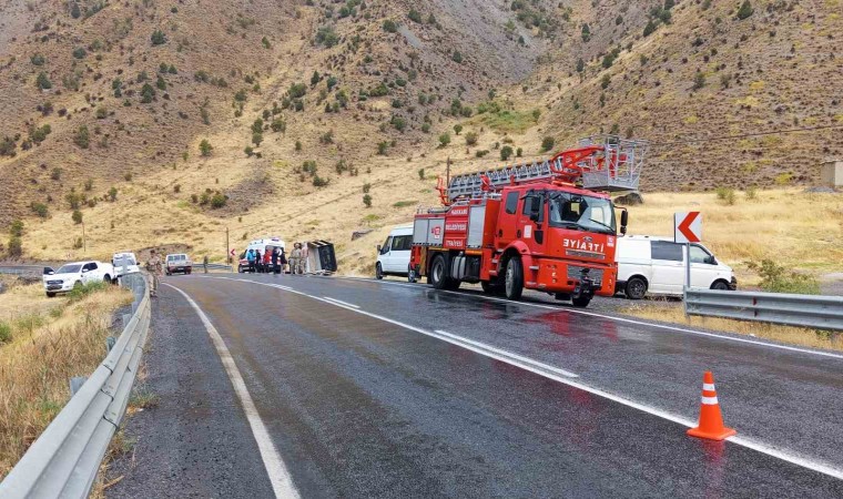 Hakkaride kamyonet devrildi: 1 yaralı